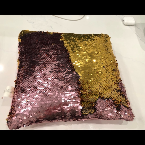 Pillows - Picture 4 of 16